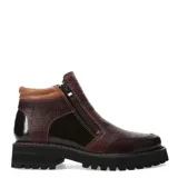 Botas cortas de cuero negro con textura de reptil, cierre lateral y suela track dentada.