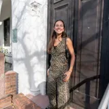 Chaleco corto con estampado animal print en tonos marrones, escote en V, sisa redonda, cierre delantero con botones y ruedo en pico.