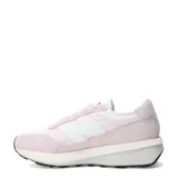 Championes urbanos New Balance modelo U370, color rosado con detalles en blanco. Presentan una combinación de gamuza y material textil, con el logo 'N' característico en los laterales y una suela de plataforma con base negra.