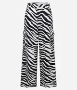 Pantalón wide de sarga con estampado animal print de cebra, cintura con trabilla, cierre tradicional y bolsillos cargo laterales.