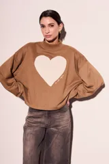 Sweater marrón de algodón peinado con cuello alto y calce oversize. Estampado frontal de corazón blanco con texto en cursiva.