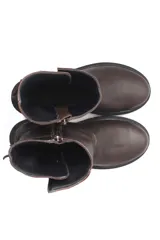 Bota de cuero marrón con hebillas y cierre lateral.