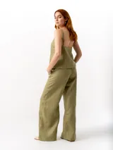 Pantalón de lino color verde oliva, de corte ancho, con cintura elástica ajustable con cordón, dos bolsillos laterales y un bolsillo trasero.
