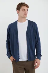Cardigan de punto con escote en V, cierre frontal con botones y mangas largas. Presenta un diseño clásico con acabado suave al tacto.