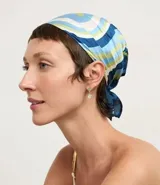 Pañuelo cuadrado de satén con estampado de rayas onduladas en tonos azul, celeste, blanco y verde lima.