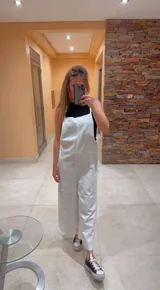 Mono jardinero celeste de denim, corte oversize y pierna ancha.