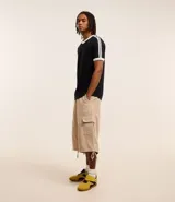 Remera de corte clásico color blanco con cuello redondo y mangas cortas con ribete azul marino.