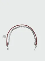 Correa para cartera Longchamp combinada de cuero bordó y cadena metálica plateada, con mosquetones en los extremos y medalla colgante grabada.