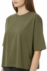 Remera negra de algodón de corte ancho y corto, con mangas cortas y cuello redondo a la base.