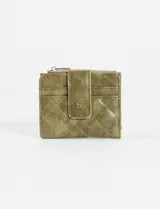 Tarjetero billetera de cuero sintético color verde oliva, con diseño acolchado, cierre superior y solapa frontal con broche a presión.