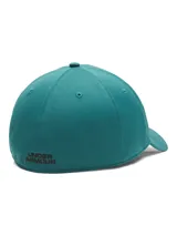 Gorra de béisbol Under Armour modelo Blitzing Low, de perfil bajo con panel frontal estructurado. Presenta un diseño en color turquesa con el logo de la marca bordado en negro en la parte frontal. Cuenta con tejido transpirable y banda interior elástica que absorbe el sudor.