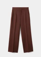 Pantalón de vestir marrón de tiro alto y diseño recto, con bolsillos laterales y cierre oculto con botón, gancho y cremallera.
