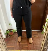 Pantalón jean recto color negro, de tiro medio con cierre frontal de botón y cremallera, bolsillos laterales y traseros.