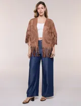 Chaqueta de suede sintético marrón, de corte holgado y frente abierto, con mangas cortas anchas. Presenta diseño de perforaciones láser con motivos circulares y terminación de flecos largos en el ruedo y las mangas.