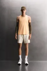 Shorts deportivos de entrenamiento Zara Athleticz, color beige, confeccionados en tejido técnico ligero y elástico con forro interior. Presentan cintura elástica ajustable, bolsillos frontales, bolsillo trasero de seguridad con cierre, aberturas laterales en el bajo y detalle de logo estampado en la pierna.