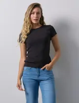 Remera negra de rib, marca Tahari, con cuello redondo a la base y mangas cortas.