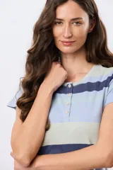 Remera rayada de manga corta con escote redondo y cierre frontal parcial con botones. Presenta un diseño de líneas horizontales en tonos celestes, azul marino y verde claro.