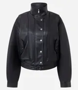 Campera estilo bomber de cuero sintético (PU) color negro, con cuello alto estructurado, cierre frontal con cremallera y botones a presión, mangas largas y detalle de cinturón ajustable en la cintura.