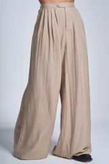Pantalón de vestir color beige, de corte palazzo, con cintura alta, pinzas delanteras y elástico en la parte trasera de la cintura.