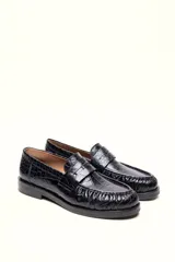 Mocasin de cuero vacuno con grabado tipo croco, color negro, con suela de goma y taco bajo.