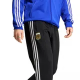 Pantalón deportivo Adidas de la selección argentina, color negro con franjas laterales blancas. Presenta el escudo de la AFA bordado en la pierna derecha y el logo de Adidas Originals en la izquierda. Cuenta con cintura elástica y ajuste cómodo.