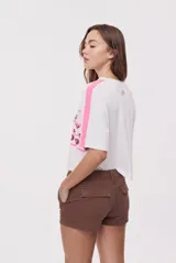 Short de tiro medio color tostado, calce ajustado, con bolsillos delanteros amplios y trabillas para cinturón.