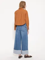 Jeans wide leg de calce ancho, tiro medio y largo hasta el piso. Tiene botamanga ancha con envivado interior.