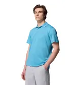 Remera tipo polo de manga corta, color azul claro, con cuello clásico y cierre frontal de botones. Presenta un diseño técnico con tecnología de secado rápido y protección solar, ideal para actividades al aire libre.