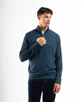 Buzo de tejido de punto negro, con cuello alto y cierre frontal parcial.