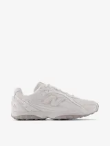 Championes urbanos New Balance modelo 204L, inspirados en el running de los años 2000, en color blanco con detalles en gris claro. Confeccionados en gamuza y malla, presentan la característica 'N' en los laterales y líneas arqueadas en el diseño.