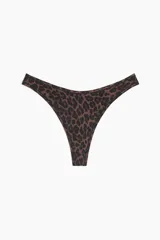 Pack de tres bombachas tipo thong de microfibra, tiro bajo con cintura en V y refuerzo interior. Incluye una negra, una beige y una con estampado de leopardo.