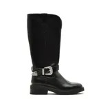 Bota de caña alta color negro, con diseño estilo western, taco bajo cuadrado y detalle de correa con hebilla metálica plateada grabada en el tobillo.