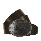 Cinturón de cuero marrón Caterpillar con hebilla ovalada metálica grabada con diseño industrial y texto alusivo a la marca.