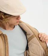 Campera bomber masculina de gamuza sintética color bordó, con cuello camisero, cierre frontal metálico, bolsillos laterales invisibles y rib elástico en puños y ruedo.