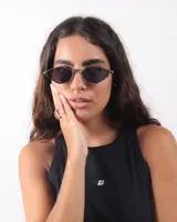 Lentes de sol plateados con forma geométrica y cristales negros.