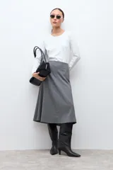 Remera de manga larga en color blanco, con cuello redondo y detalle de botones en los puños.