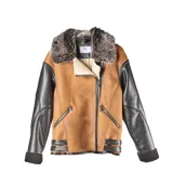 Campera estilo aviador con cuerpo de gamuza sintética color marrón y mangas de cuero sintético negro. Presenta cuello con solapas de piel sintética, interior forrado en corderito y cierre frontal con cremallera.