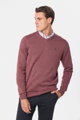 Suéter de tejido fino color azul marino, con cuello en V y manga larga. Presenta un pequeño logo bordado en el pecho.