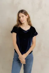 Remera de manga corta confeccionada en terciopelo color azul marino, con cuello redondo y corte clásico.