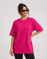 Remerón de corte oversize, color fucsia, con cuello redondo y mangas cortas.