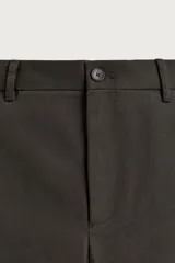 Pantalón straight fit color marrón oscuro, confeccionado en tejido compacto de algodón con estructura twill, bolsillos frontales, bolsillos traseros de vivo con botón y cierre frontal con cremallera y botón.