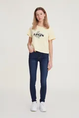 Jeans de tiro alto Levi's 720 High Rise Super Skinny de calce ajustado en cadera y muslos, pierna súper ajustada y confeccionados con denim stretch.