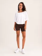 Remera de algodón con diseño de espalda abierta y detalle de nudo torzado. Presenta un corte holgado y mangas cortas, ideal para actividades deportivas o uso casual.