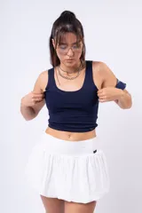 Minifalda blanca de corte globo con cintura elastizada.