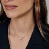 Collar de plata 925 con dije de punto de luz circular engastado con una circonia brillante.