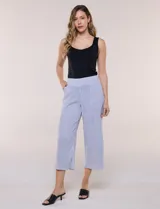 Pantalón crop de corte wide leg, de color celeste y blanco con patrón de rayas verticales, pretina ancha elastizada y bolsillos delanteros.