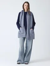 Bufanda de lana y algodón color gris claro, con bolsillos en los extremos.