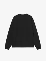 Remera de manga larga Carhartt WIP de corte holgado, color negro, con cuello redondo y un pequeño aplique bordado en forma de corazón rojo con el logo de la marca en el pecho.