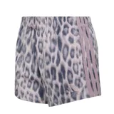Short deportivo Adidas para mujer con estampado animal print en tonos violeta y gris, con cintura elástica ajustable con cordón y las clásicas tres tiras laterales.