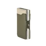 Billetera tarjetero automática con estructura de aluminio y revestimiento de cuero bicolor en tonos verde oliva y beige. Cuenta con un cierre de broche a presión y el logo de la marca grabado en la parte inferior.